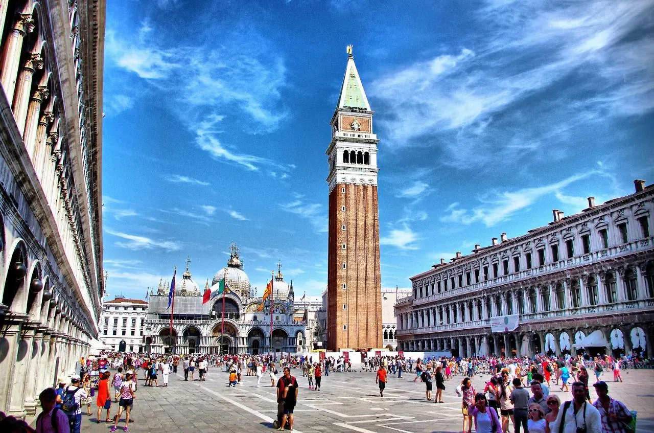 Come A Casa Tua Dietro Piazza San Marco Venise Italie